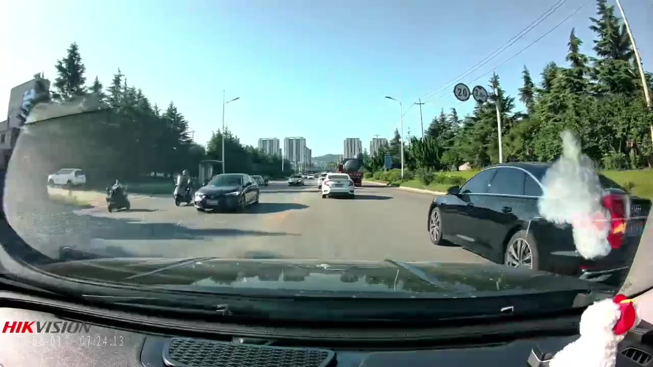 山东烟台。防御性驾驶可救命！大车超高撞断限高杆，前车提前减速躲过一劫 #限高（视频 1/1）