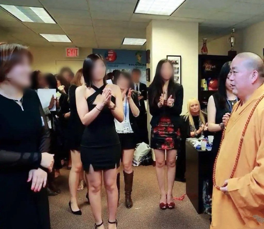 女网红直播中自曝:交1万住少林寺3天2夜,姐妹凌晨4点挤进释永信房间“求资源” 2026年5月,释永信因经济犯罪获刑24年,案件尘埃落定。然而,其背后的“圈层生意”仍在持续发酵。 近日,一位曾参与少林寺“祈福求财”活动的女网红爆料:去年她与十多名姐妹每人缴纳1万元,在寺内食宿3天2夜。活动尾声,主办方通知“想皈依者需凌晨4点前往方丈室接受开示”。 据她所述,部分姐妹照做后顺利拿到皈依证,并被拉入“少林弟子福缘会”微信群——群里不谈佛法,全是商业资源对接和人脉共享。 该女子因…(图片 2/2)