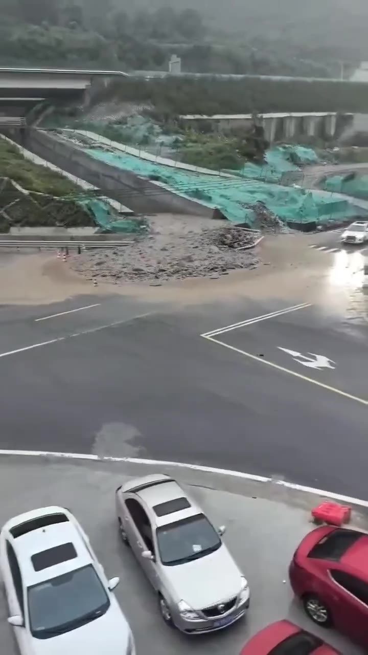 7月26日下午，泸定南高速路口突发泥石流（视频 1/1）