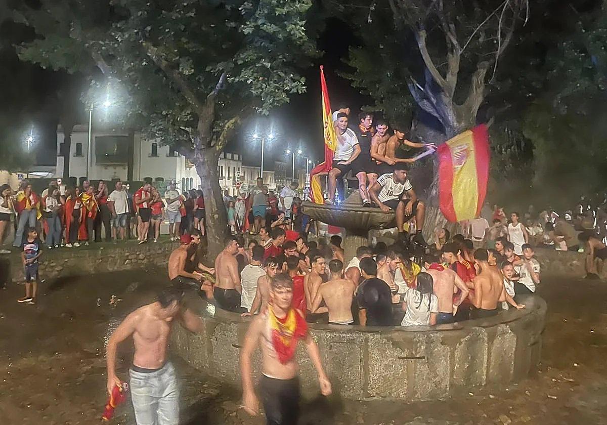 西班牙一名13岁男孩在世界杯庆祝活动中丧生 西班牙西北部萨拉曼卡省发生一起悲剧：在庆祝西班牙夺得世界杯冠军的活动中，一座喷泉部分坍塌，导致一名13岁男孩死亡。 英国广播公司（BBC）援引急救部门消息称，另有两名年轻人受伤，其中包括一名儿童，因腿部疑似骨折被送往医院。 当地时间凌晨0点30分左右，人们正在萨拉曼卡省Ciudad Rodrigo的 Árbol Gordo 喷泉内庆祝西班牙队夺冠时，喷泉结构发生部分坍塌。 Ciudad Rodrigo 市政府在社交媒体上表示： “…（图片 2/3）