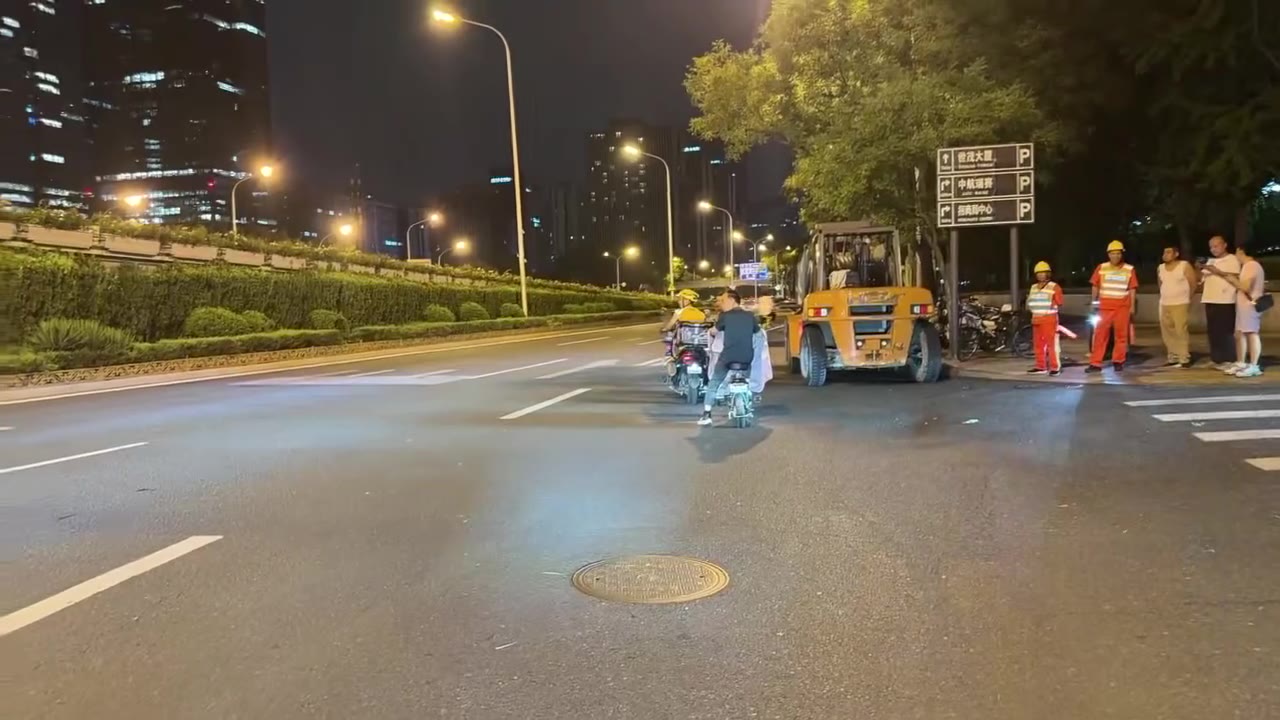 方程豹，这的是啥速度 希望人能平安 昨晚十一点半左右吧（视频 1/5）
