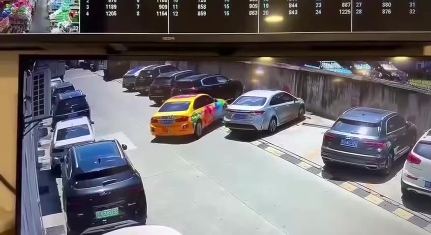 7月29，上海松江 果然是老司机，对面有停车位都被他知道了 #车祸 穿墙 高手（视频 1/2）