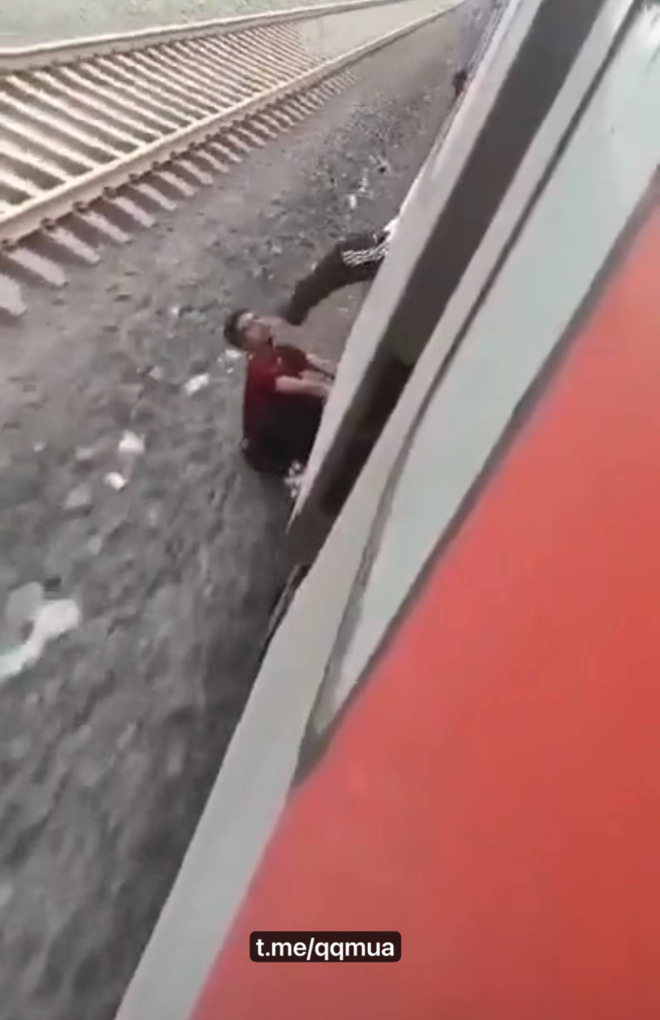 #火车 #爬火车 不卖“挂票” 滚下去 （图片 1/2）