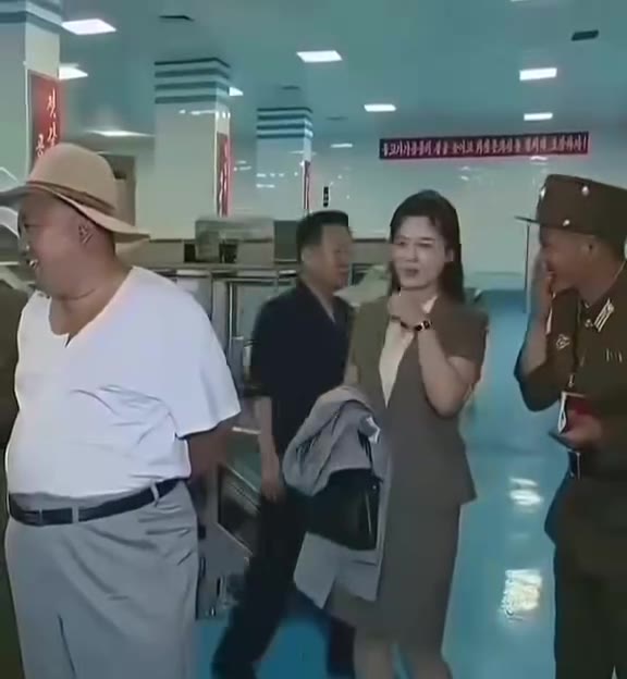 这军官不会被直接拖出去毙了吧 #金正恩 #美女 🤳（视频 1/1）