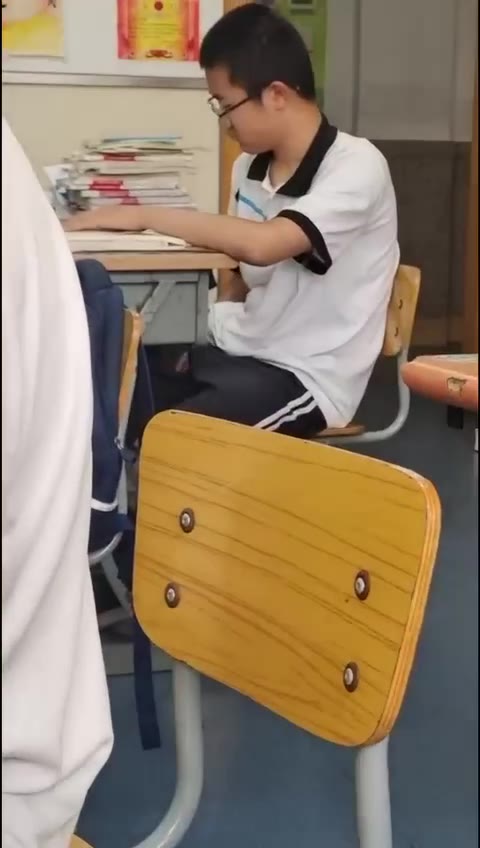 #学生 上课 #打飞机 压力太大了 释放一下（视频 1/1）