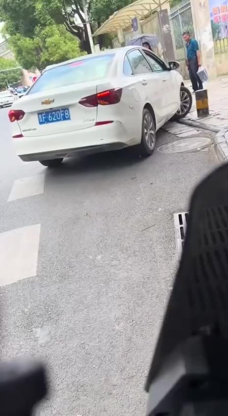 有墩子，还往上面开，司机怎么想的？关键旁边玩手机女好淡定（视频 1/1）