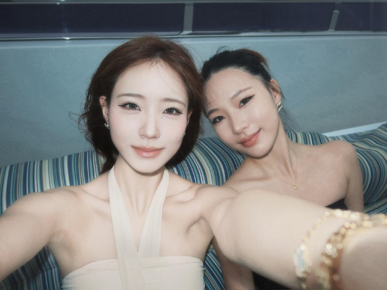 小S全家香港度假 28日，小S晒一家人去香港旅行的照片，照片中她和老公许雅钧、大女儿许曦文、二女儿许韶恩笑容满满，状态松弛，许老三因还在上课未能同行。有网友发…