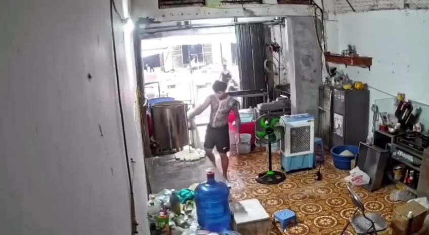 🇻🇳 越南 一名男子于7月11日触电后跌入热油中，导致严重烧伤。 — A man was electrocuted and fell into hot oil…