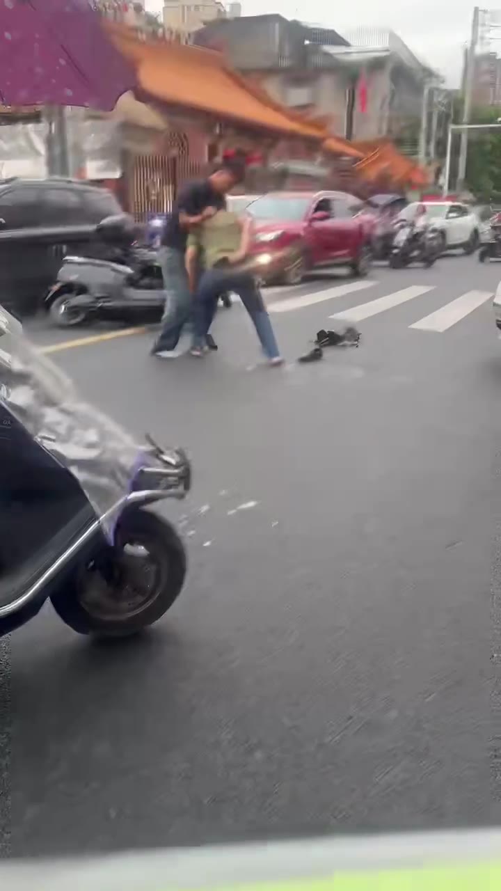 #路怒症 先打了再说（视频 1/2）