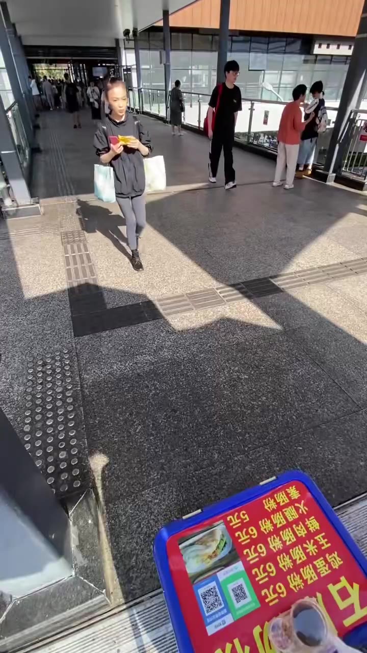 集美看着人模狗样的，用付款截图骗人…（视频 1/1）