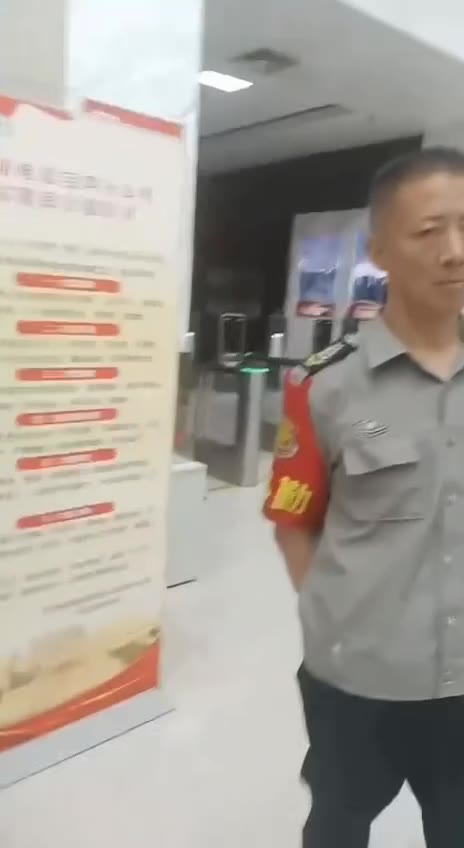 穿短裤不能进电信营业厅？（视频 1/1）