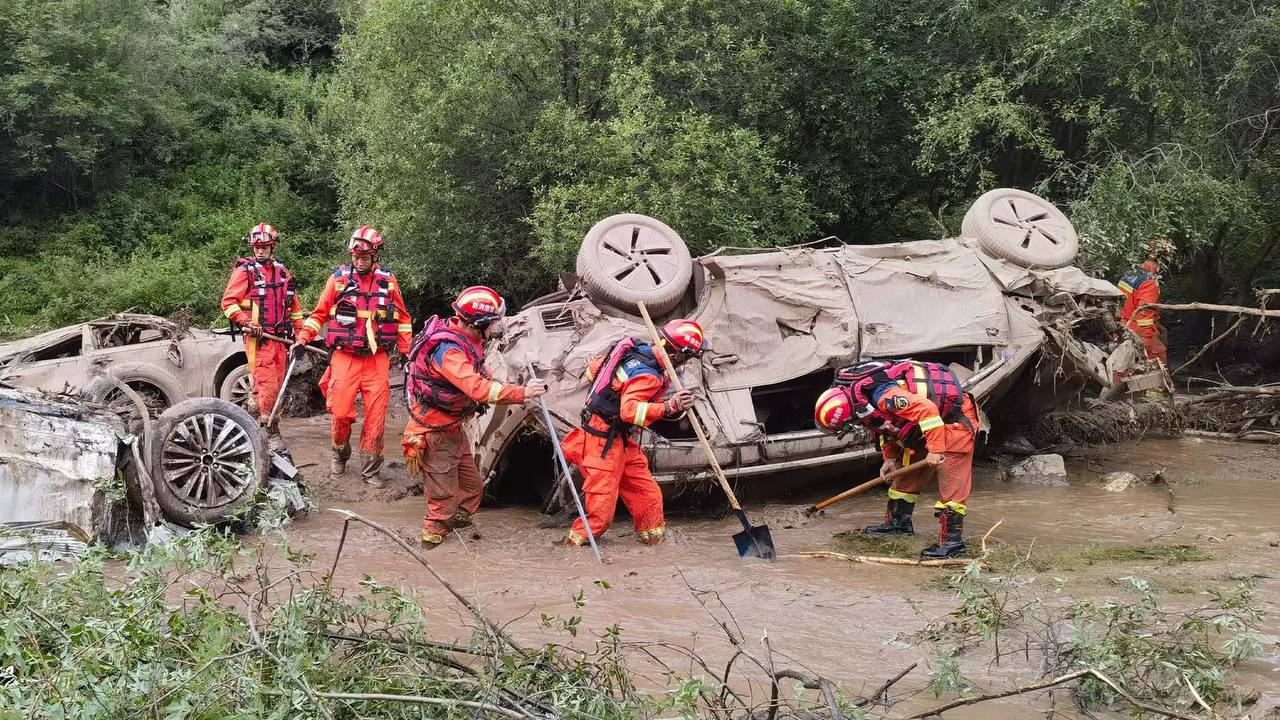 7月26日下午，甘肃定西渭源县双石门景区，因上游短时特大暴雨爆发山洪，当时大量游客在河谷河滩露营、游玩，来不及撤离被困峡谷，截止当日18时官方通报:10人遇难…
