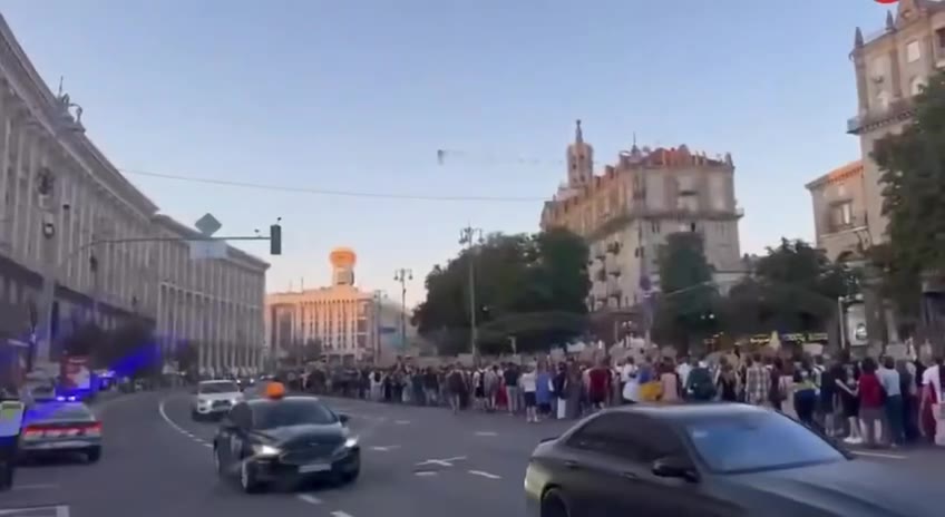 🇺🇦 乌克兰 基辅 爆发大规模 #抗议 反对泽连斯基政权。人们呼吁更换政府。人们无所畏惧地走上街头,不怕俄罗斯导弹,因为俄罗斯军队从未攻击过平民集会。(视频 …