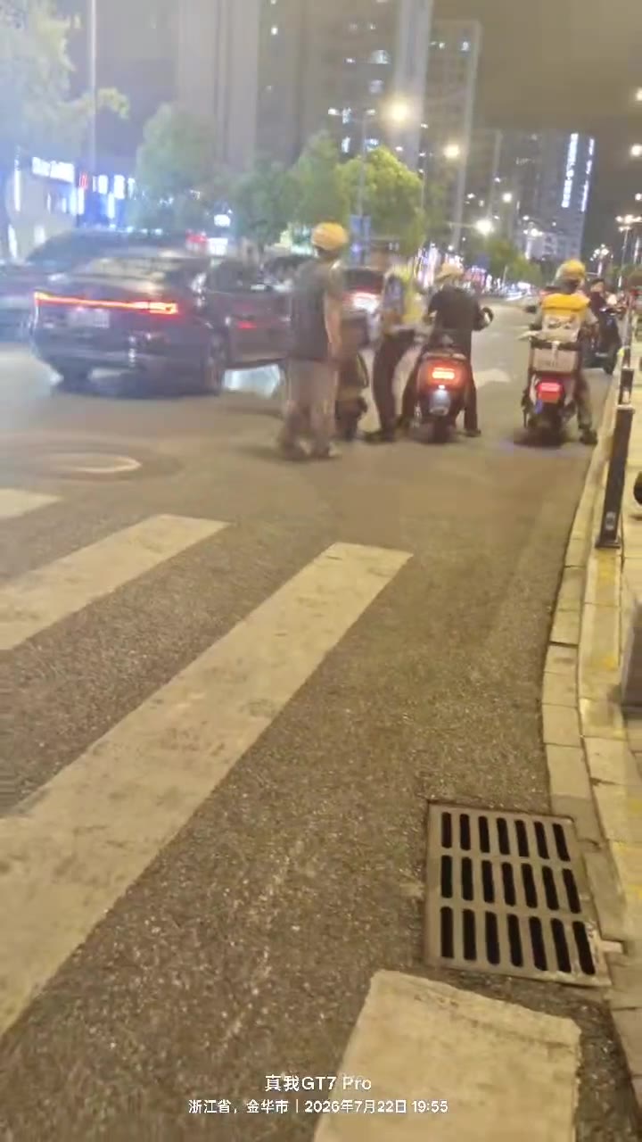 #外卖员 #打人 摔倒 #交警 这得关几天？ #暴打（视频 1/1）