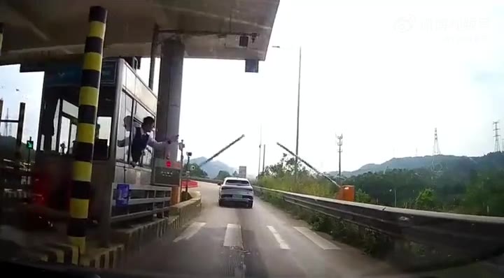 看来他不是第一次闯高速了，还知道这杆子能掰弯！（视频 1/1）