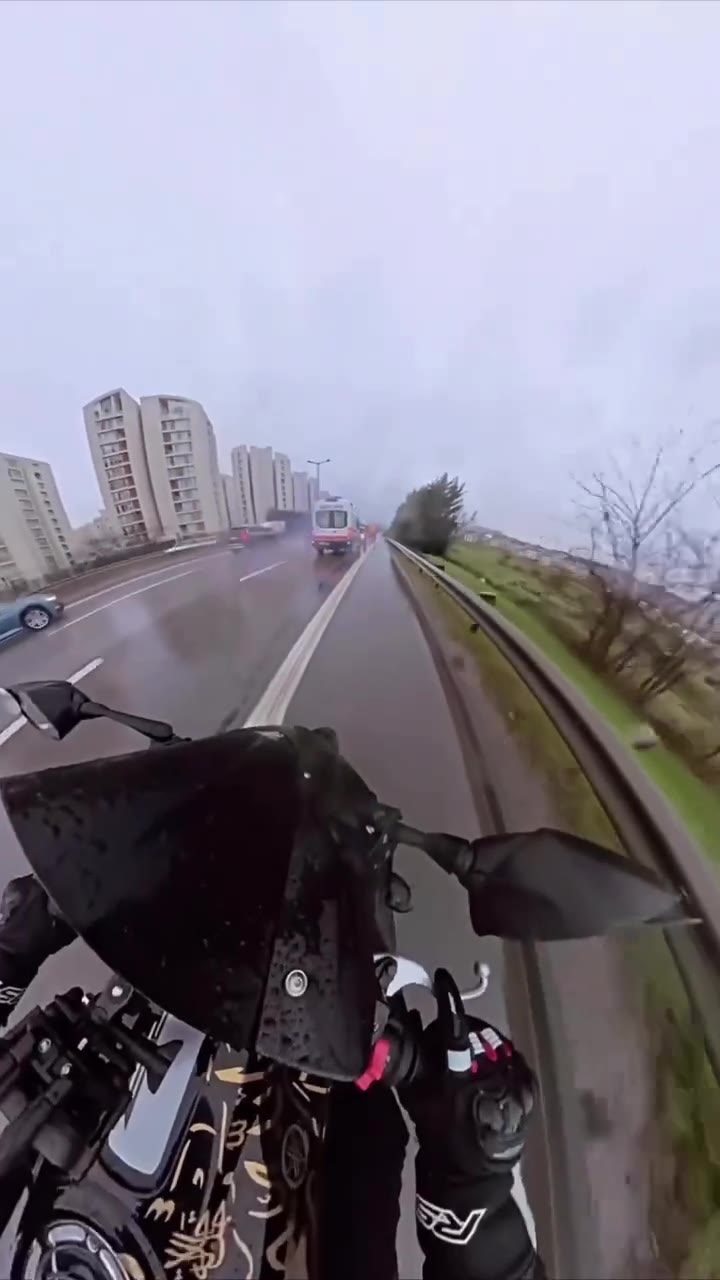 正好顺路 #救护车 #车祸 着什么急啊 ？（视频 1/1）