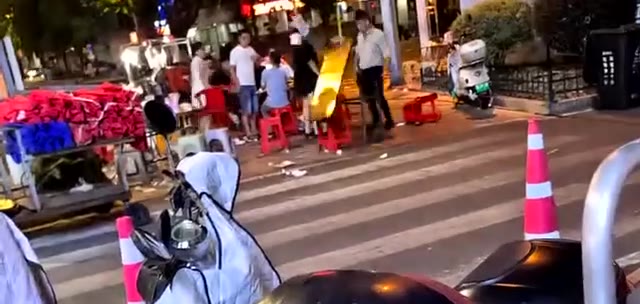 喝点酒脾气那么大 #醉酒 路边摊 #餐桌冲突 掀桌子（视频 1/1）
