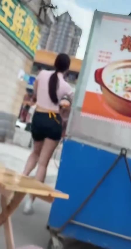 不好好摆摊 怎么还跳上舞了呢~（视频 1/1）