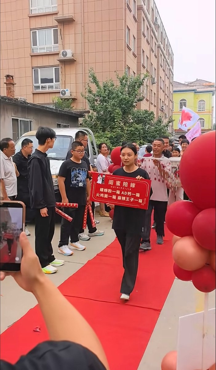 这就是国女的陪嫁 除了一群破铜烂铁和破被子,连火鸡面,螺蛳粉都来了💩,国女竟然拿来招摇过市🤡 不要低估国女不要脸的程度 国女为了搞舆论对冲,掩盖和洗白她们骗彩…