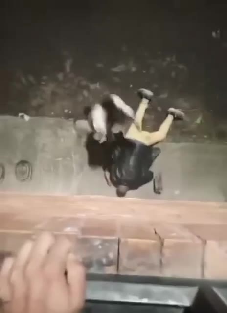 在哥伦比亚，一名31岁的女性用一块巨大的石头砸向其55岁的伴侣，导致其死亡。 #尸体 #爆头 #砸人 #杀人 #女性力量（视频 1/1）