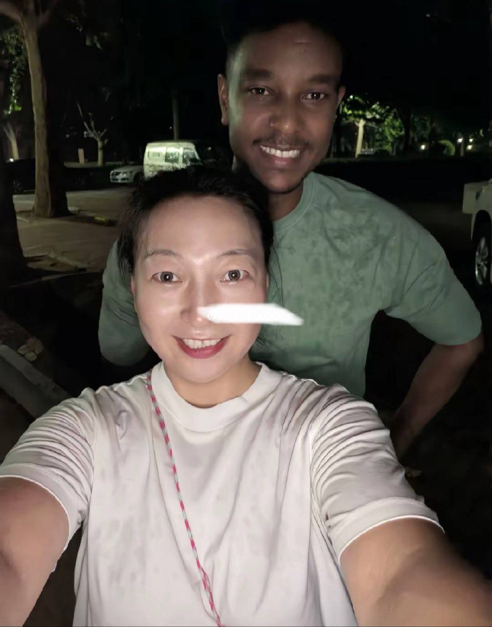 #亚洲马桶 #easygirl 晚上又吃 #黑人 巧乐兹了（图片 1/3）