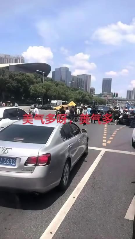 7月26日，湖南长沙涟源百货车祸，一男子被卡身亡（视频 1/1）