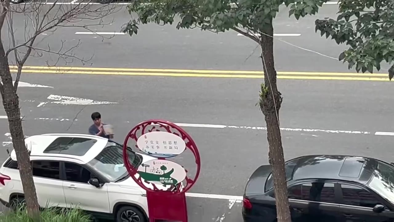 7月28，河南郑州 这人怎么了？#砸车 等着赔钱吧（视频 1/1）