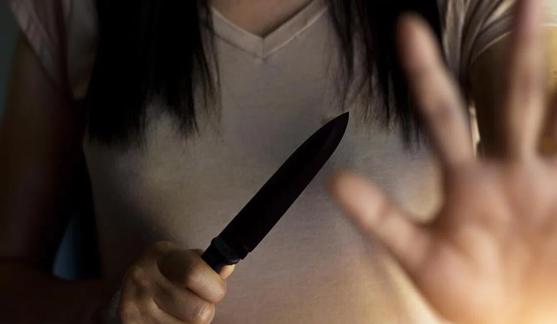 #新加坡新闻 芽笼足疗店洗衣机琐事引发肢体冲突，女技师持刀恐吓并咬伤同事被判入狱两周 芽笼一家足疗店内，两名女技师因洗衣机使用问题爆发争执，40岁中国籍女技师…