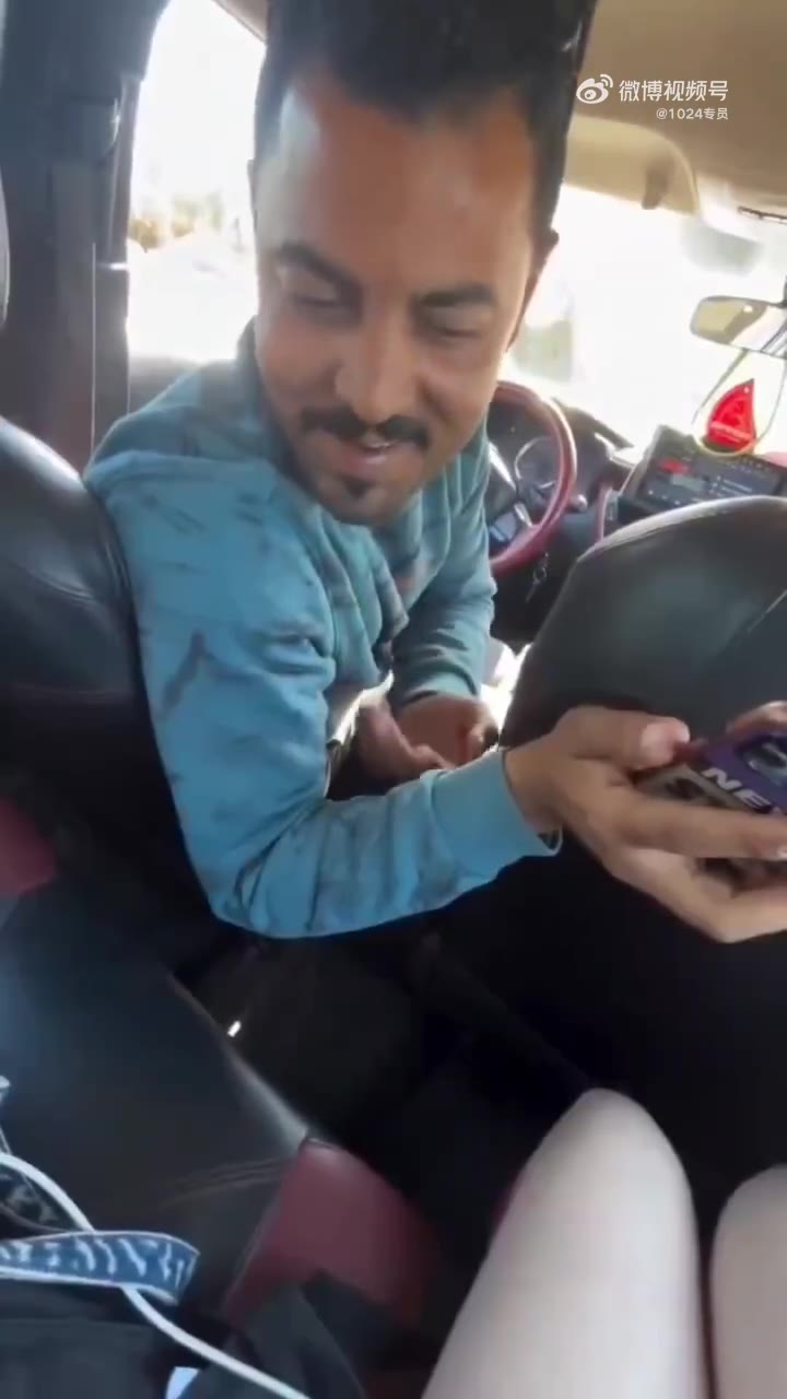 中国女孩出国乘车碰到洋垃圾！ 怎么觉得她一点也不害怕，还有说有笑的呢（视频 1/1）