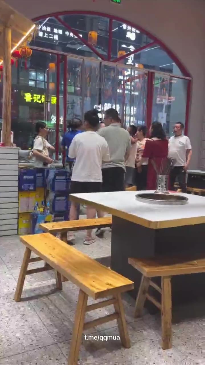 四川 跳得最凶，被人家一拳干懵逼了 #餐桌冲突 #打架（视频 1/2）
