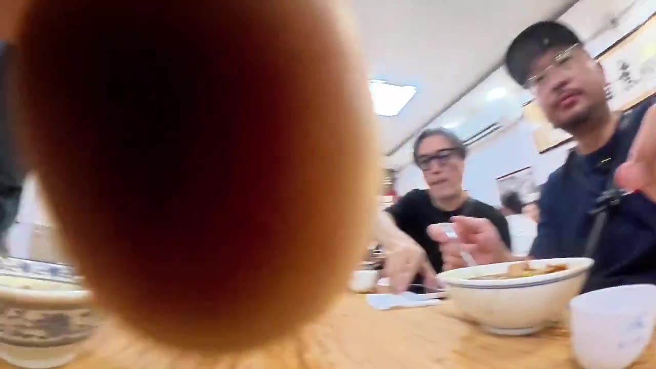“和平年代最热血之人” 7月29日，北京。 一网友带日本同事在餐馆吃饭，结果被一“爱国”醉酒大爷纠缠。 大爷先是教育网友“中国人在外边地位高了”，而后还上手去…