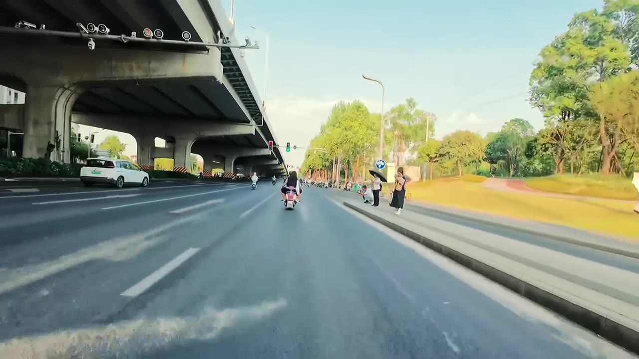 总觉得别人会让着她 #车祸 干翻 #电瓶车 @kxiha（视频 1/1）