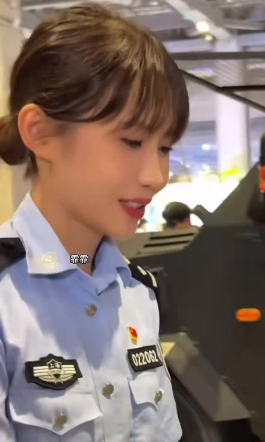 上海一女警，长相酷似年轻时的港星邱淑贞（视频 1/2）