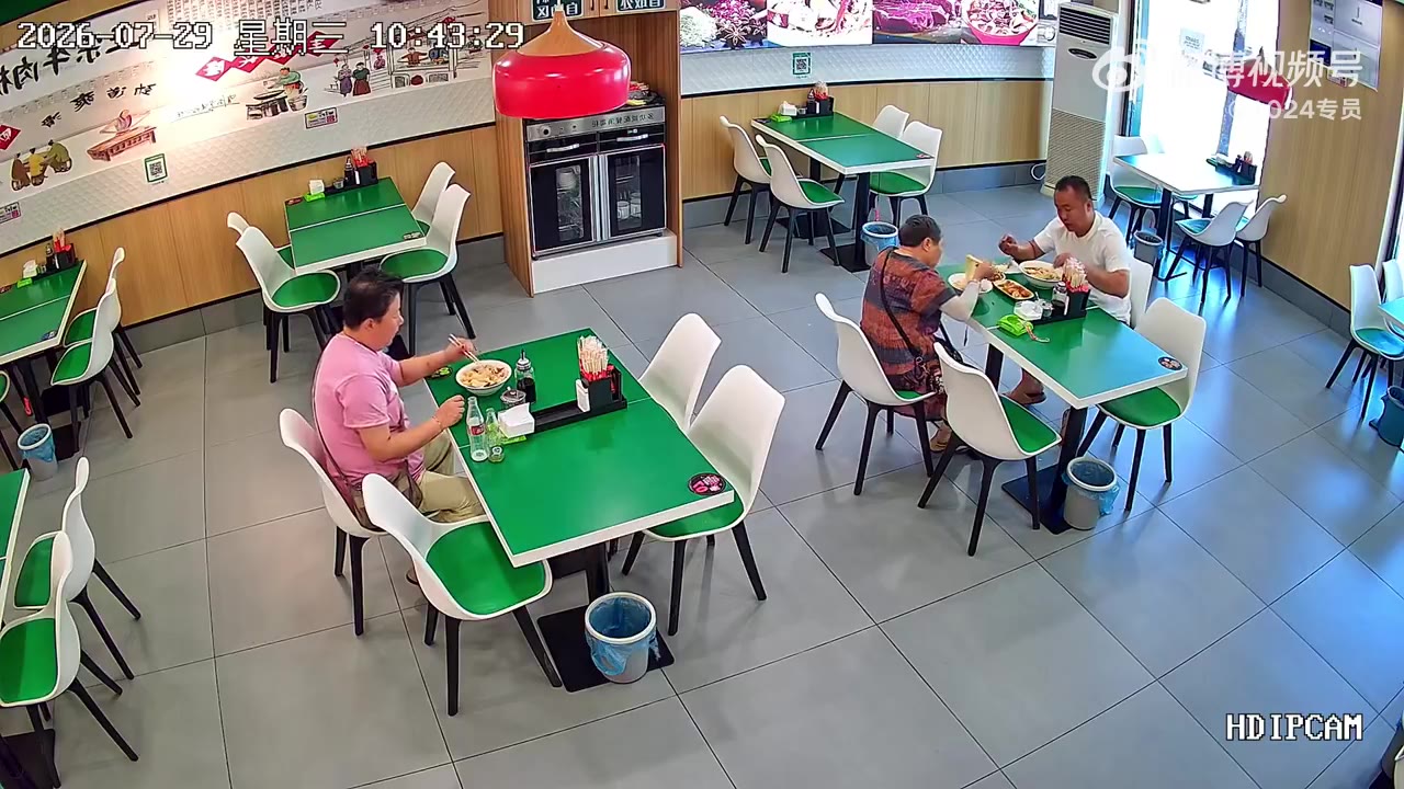 大妈进门先喝两瓶饮料，面条上来后，拔了几根头发要求免单！活不起呀～（视频 1/1）