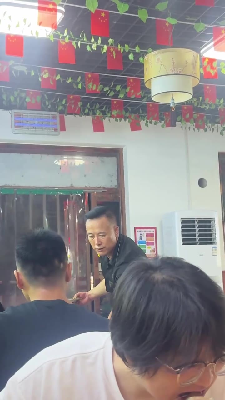 老板:虽然这几天客人突然多了起来,但大家为啥老盯着我的脸看,奇怪了 长得像 马斯克(视频 1/1)