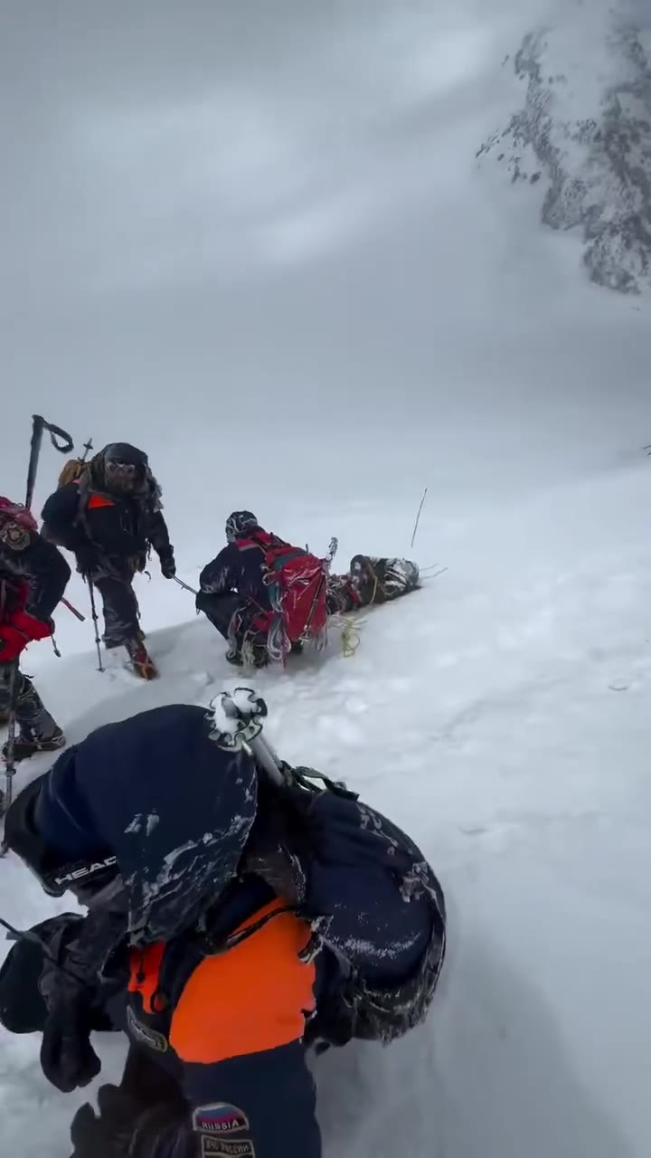 突发！欧洲第一高峰厄尔布鲁士五人身亡。 据悉：国外一个7人的登山小组在此遭遇特大风暴，1人跑下山打电话求救，俄罗斯相关部门接报后迅速行动，但脆弱的人体的终究无…