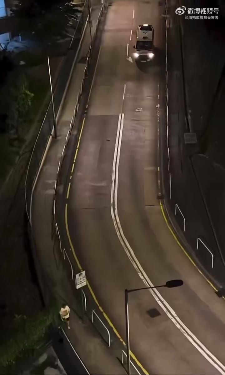 香港街头的暖心互动～（视频 1/2）
