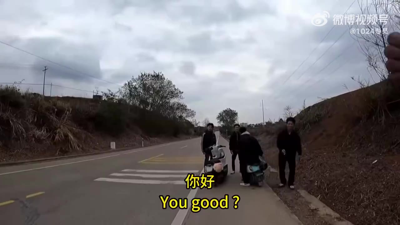 印度网红穷游在中国到处蹭车，问能否免费搭车，由于语言不通沟通未果。 路过男子见到外国人感到新奇，一路跟着表示愿意载他去车站，但由于不会讲英语，导致印度网红误认…