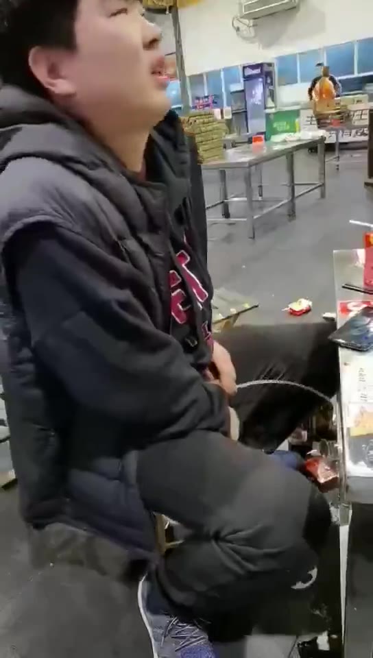 这逼喝了多少马尿啊？ #什么素质 #撒尿 #放尿（视频 1/1）