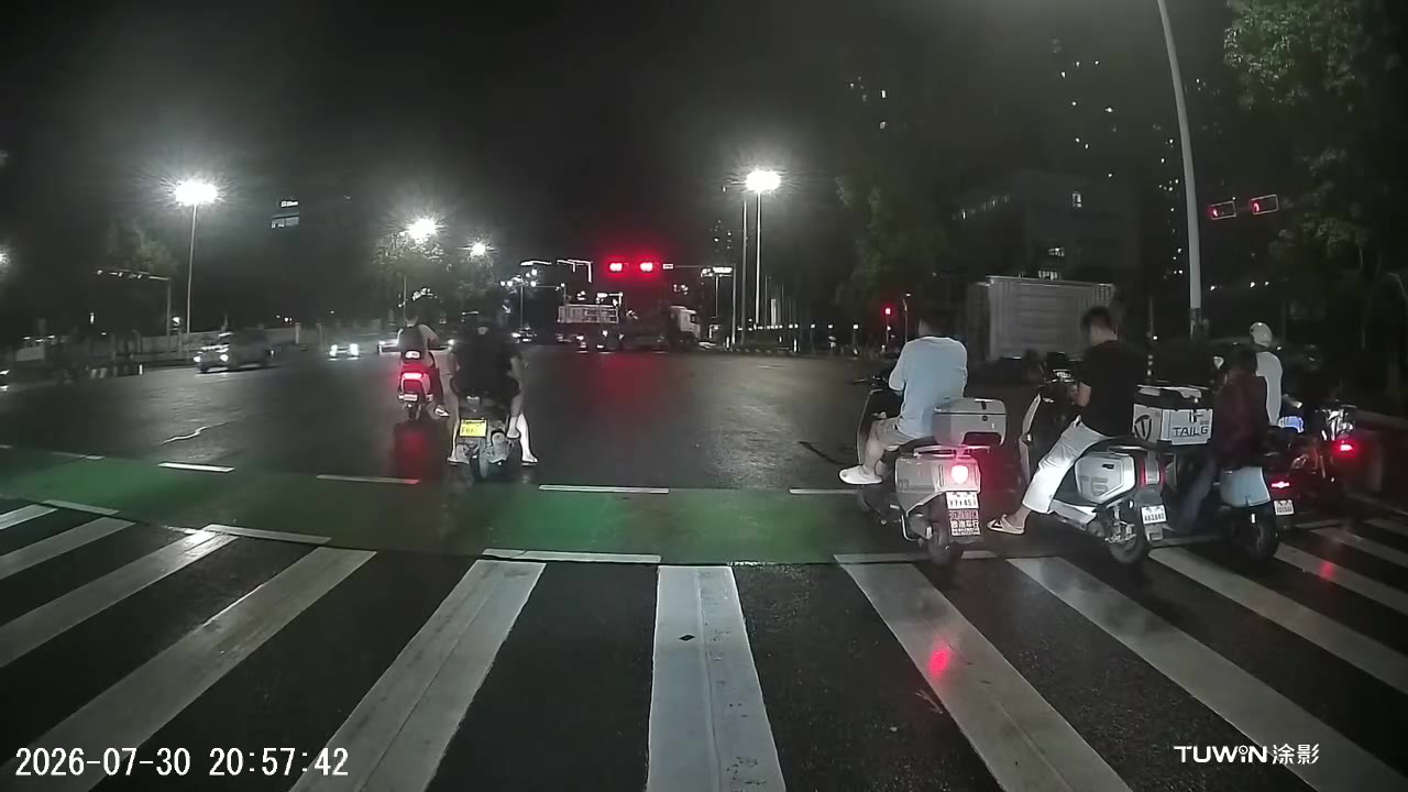 #电瓶车 闯红灯 差点吃席 #命大 #车祸 摔倒 这要是压到人了谁赔钱？（视频 1/1）