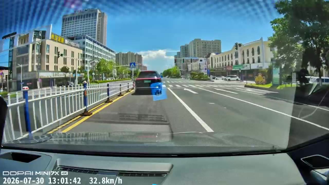 #电瓶车 闯红灯 #车祸 #极速飞车 死了没 ？（视频 1/4）