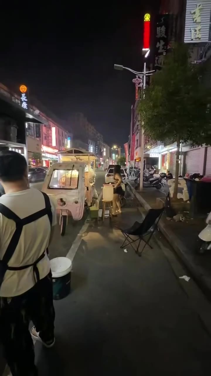 隔壁太卷了 串都烤糊了 🔥（视频 1/1）