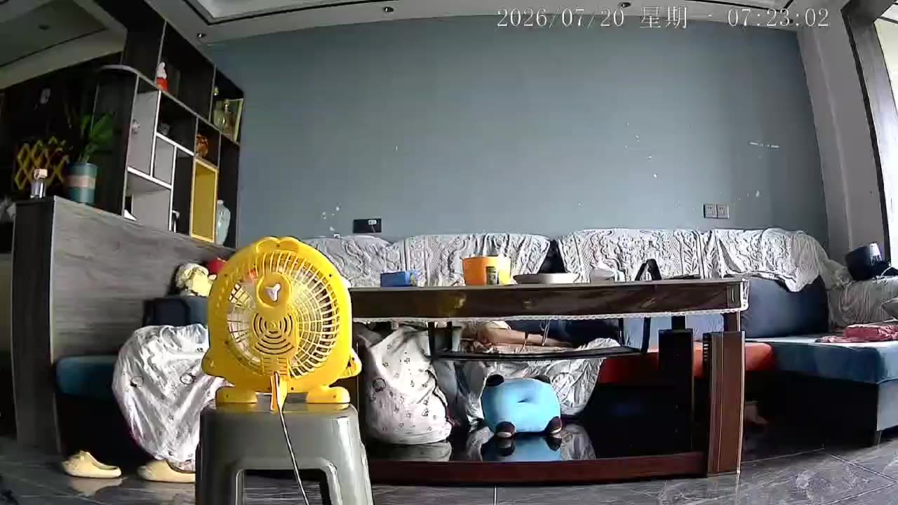 贵州，吓人，还好没有放在沙发上，还好有大人在家 #电风扇 #自燃（视频 1/1）