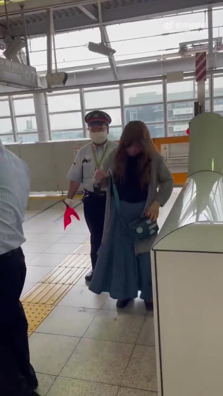 日本东京地铁，一位乔装打扮的痴汉准备混进女性车厢，被工作人员识破阻拦（视频 1/1）