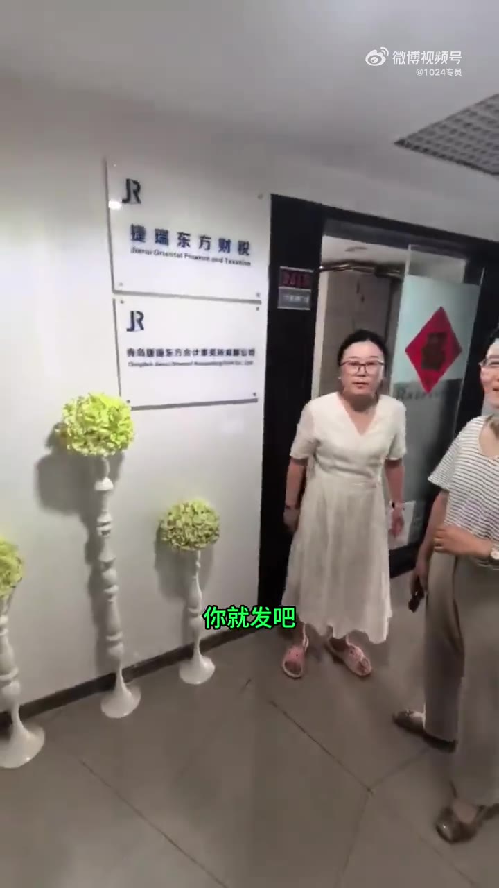 同是一个公司，人跟人差距咋这么大呢！ 一个白嫖点退款，一个好声的劝架，最后劝架的大姐还准备把钱补偿给骑手（视频 1/1）
