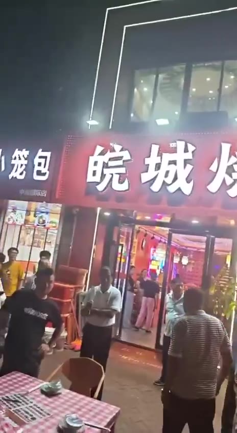 7月26日，南京江宁区皖城烧烤店，一外卖骑手被店方打倒在地、面部大量出血，随后大批骑手赶到现场包围店方。（视频 1/2）