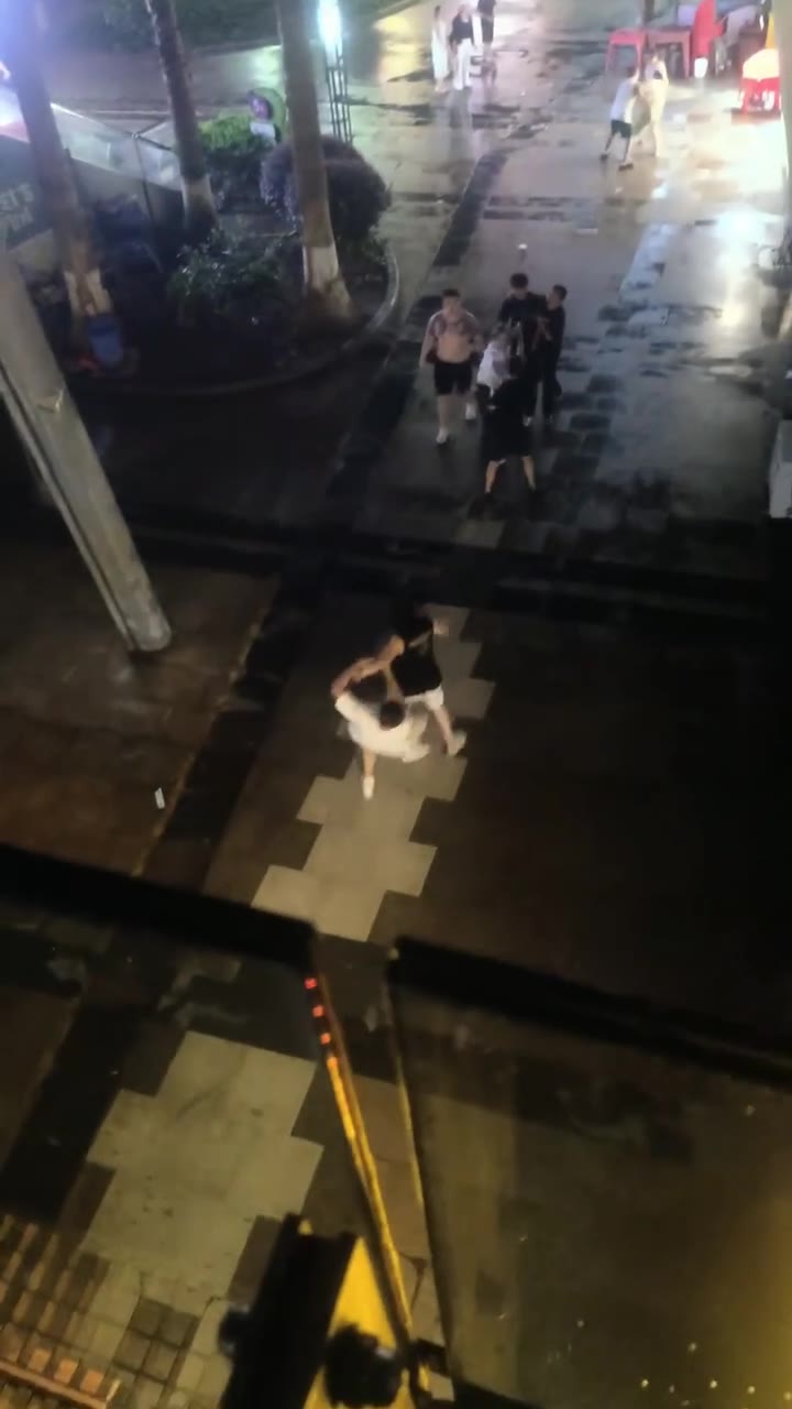 上海，发生打架吃会瓜儿（视频 1/1）