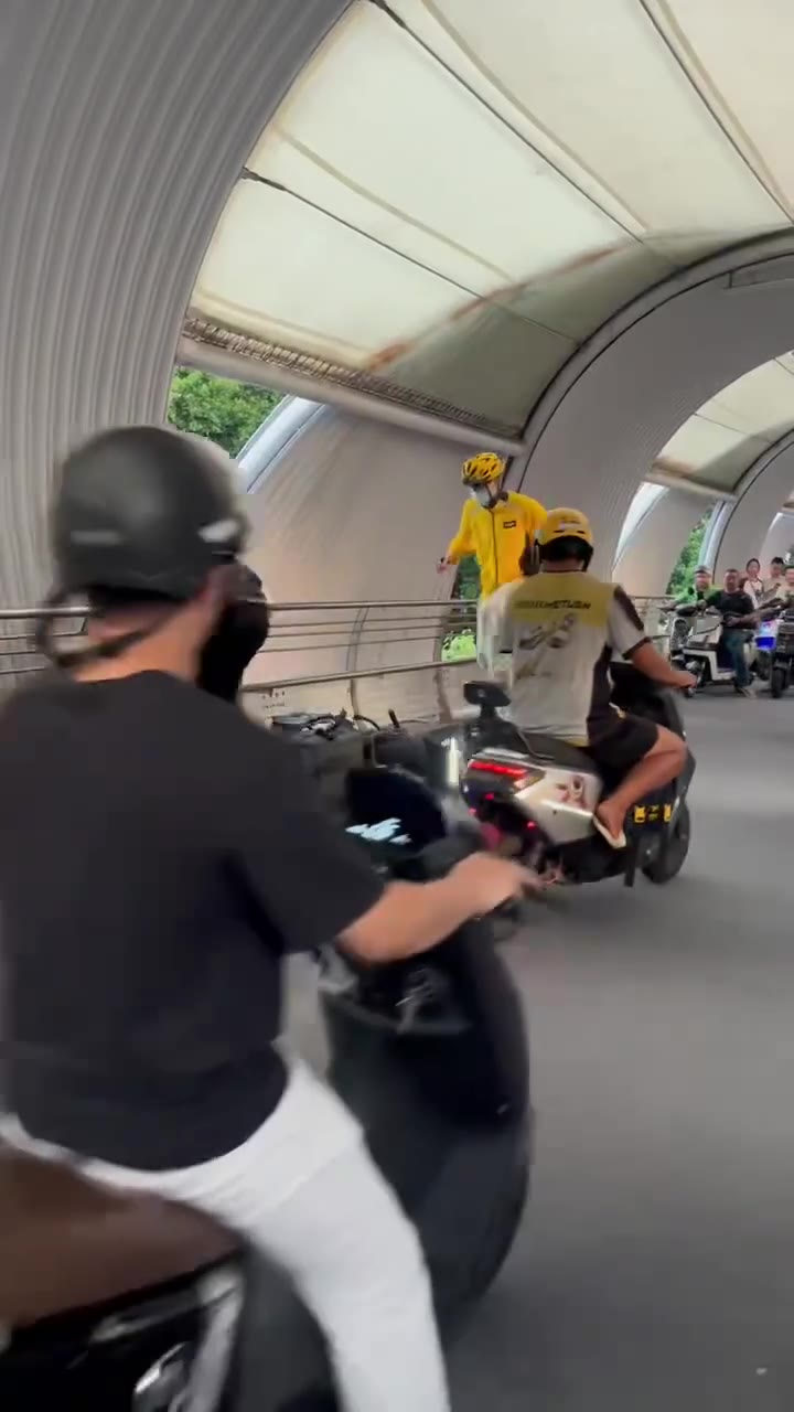 来吧互相伤害吧 #外卖员 #砸车 不耽误送餐吗（视频 1/1）