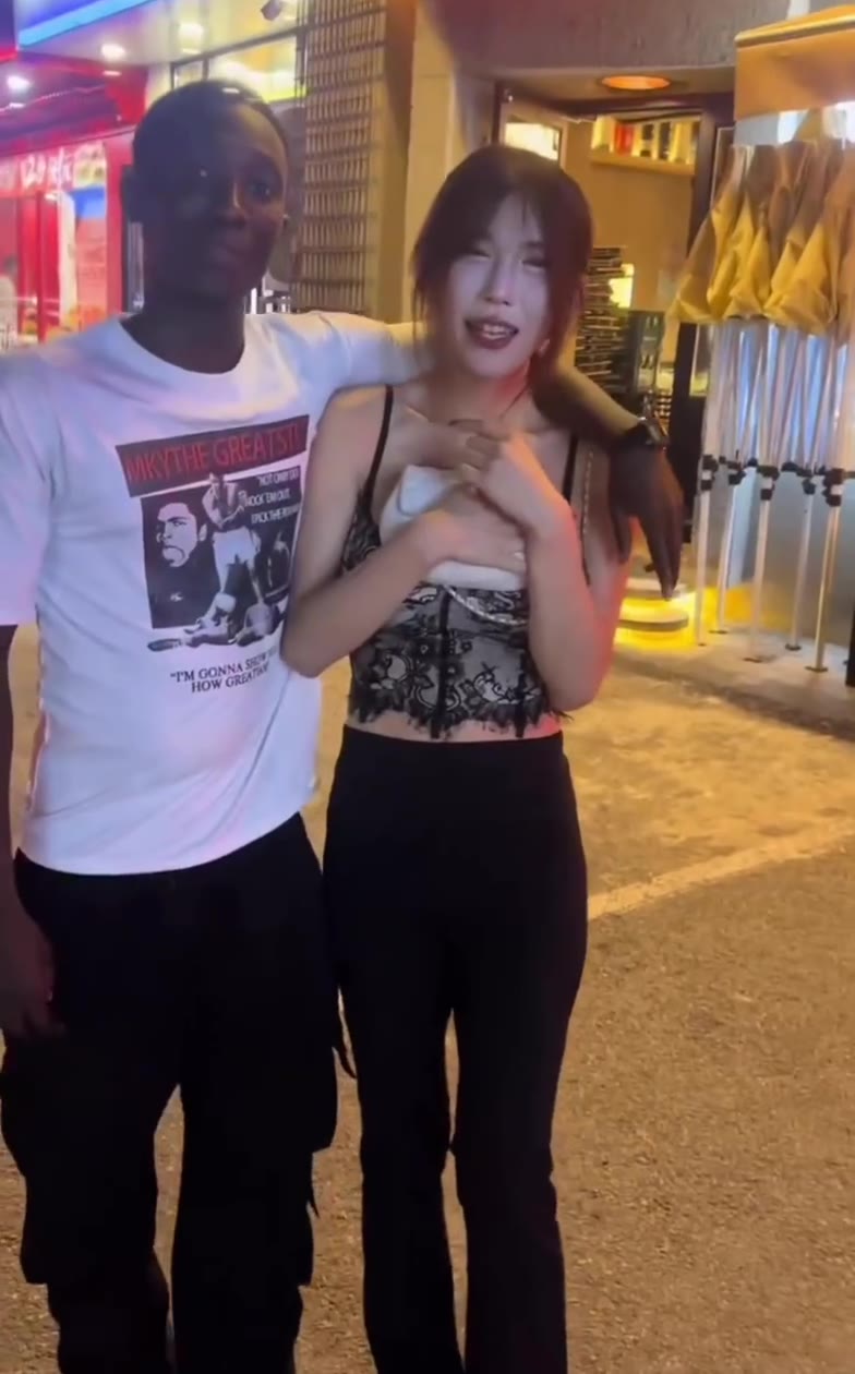 #黑人 #秀恩爱 晚上又吃巧乐兹 ？（视频 1/1）