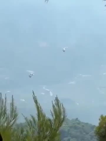 🇬🇷 希腊：两名消防员在西雅典地区普萨塔地区扑灭野火时，两架贝尔式消防直升机在空中相撞，造成两人死亡。 #希腊 两名机组人员，一名希腊人，一名丹麦人，不幸遇难…